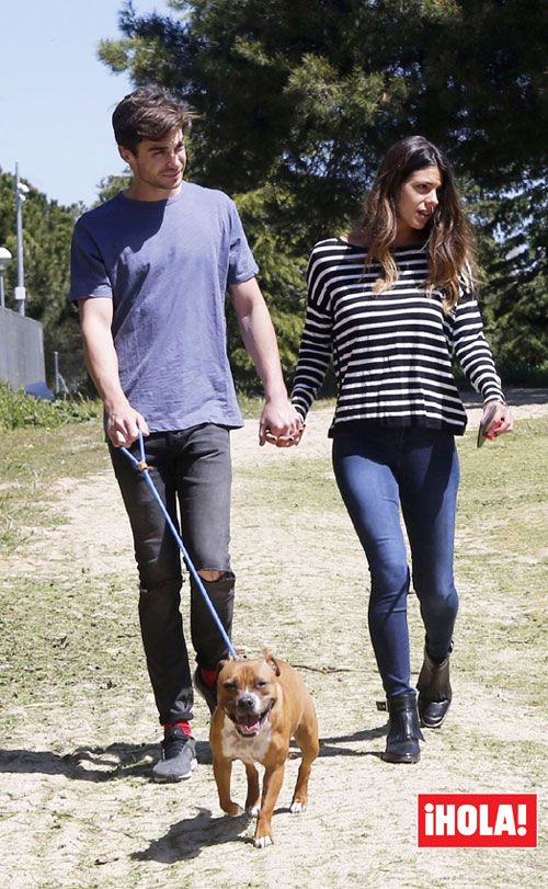 Antes de irse de vacaciones, Laura y Miguel salieron a dar un paseo con su perro Bombón por los alrededores de su domicilio
