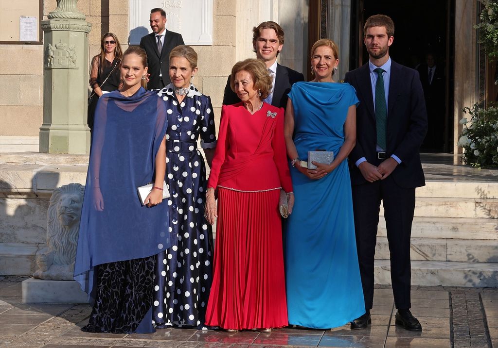 Irene Urdanagarin, la Infanta Elena, la reina Sofía, la Infanta Cristina , Miguel Urdangarin y Juan Urdangarin en la boda de Tedora de Grecia y Matthew Kumar 
