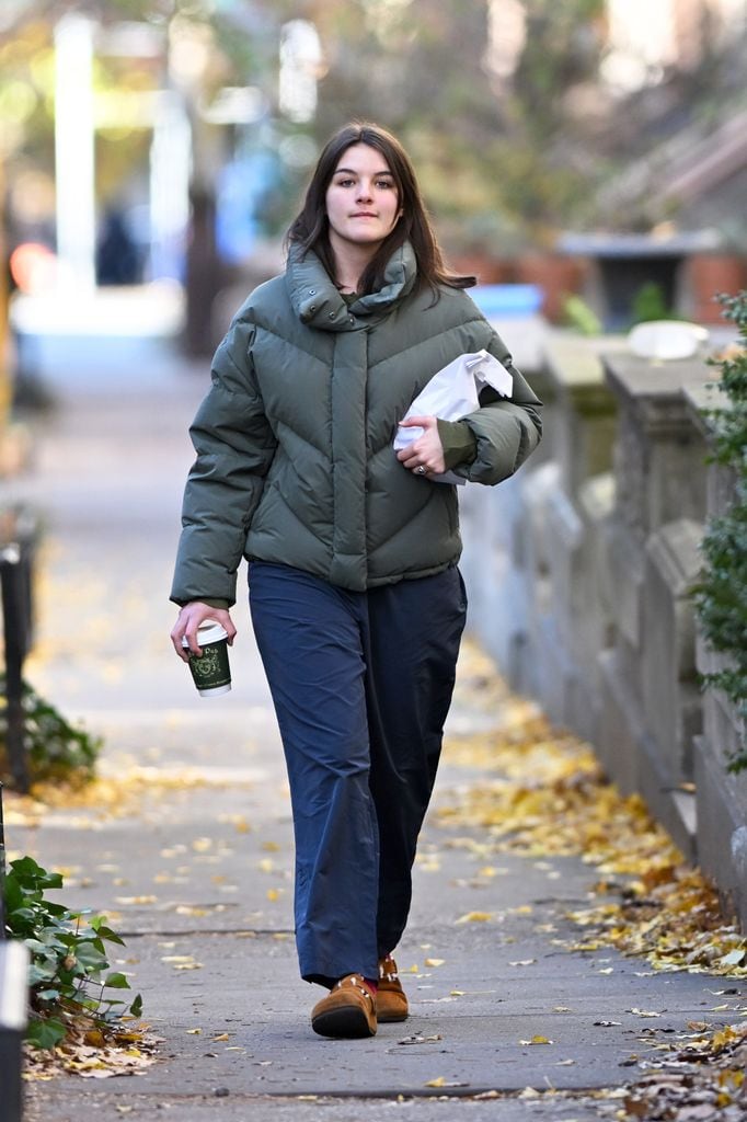 Suri fue fotografiada en Brooklyn cuando salió por un Café.