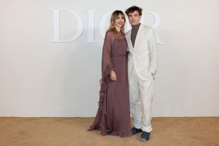 Suki Waterhouse y Robert Pattinson no se prodigan en declaraciones acerca de su historia