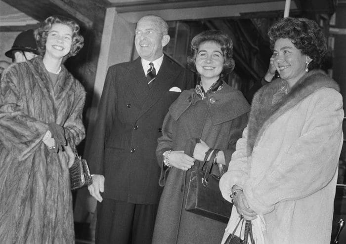 Así fue la presencia de la reina Sofía, con 14 años, en la coronación de Isabel II