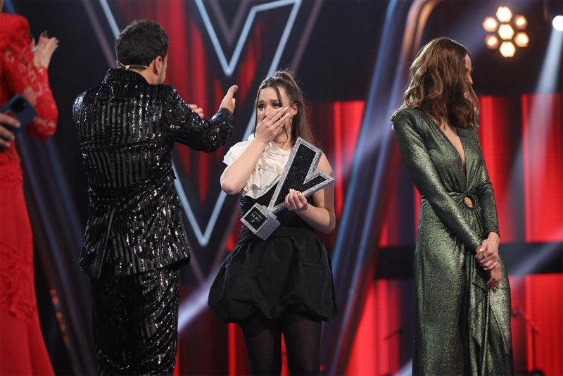 El deslumbrante vestido de Eva González con escote profundo en la final de La Voz