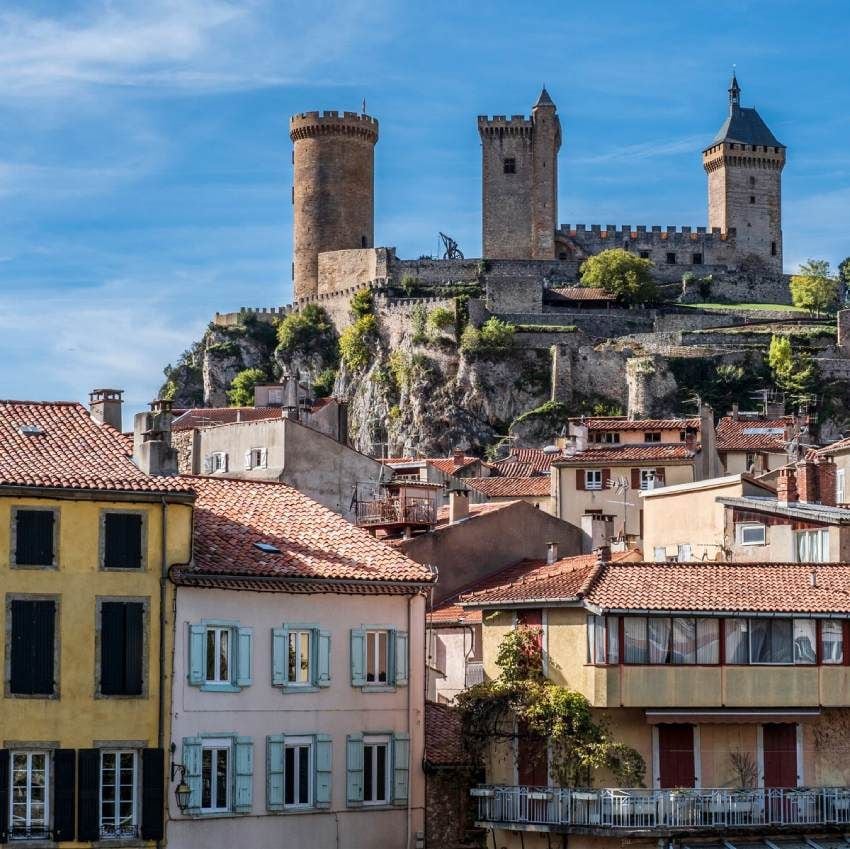 Castillo de los Condes sobre un cerro coronando la ciudad de Foix, en el sur de Francia