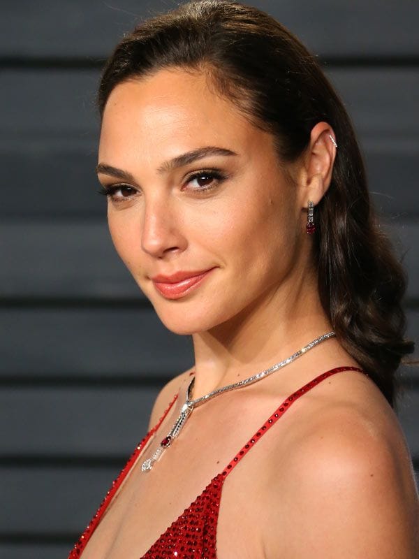 Gal Gadot con red dress