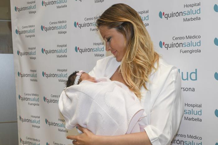 Elisabeth Reyes presenta a su hija