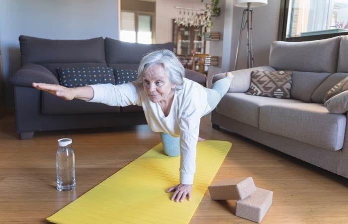 Mujer mayor haciendo ejercicio de equilibrio