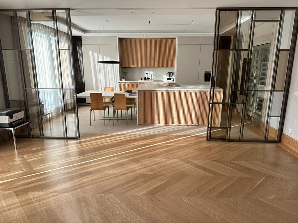 Cocina abierta al salón con suelo de madera