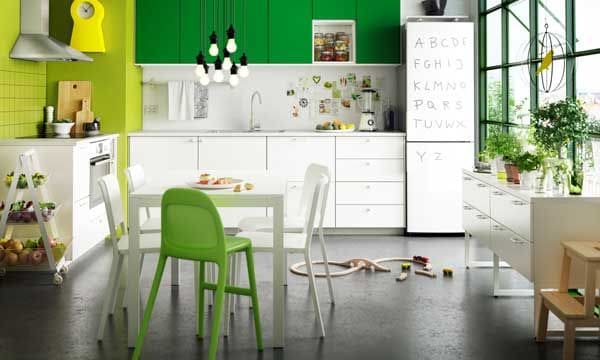 En este ambiente de Ikea se juega con la combinación del blanco puro con un verde vitaminado y flúor. El resultado es una cocina alegre y juvenil, muy cómoda para el día a día.
