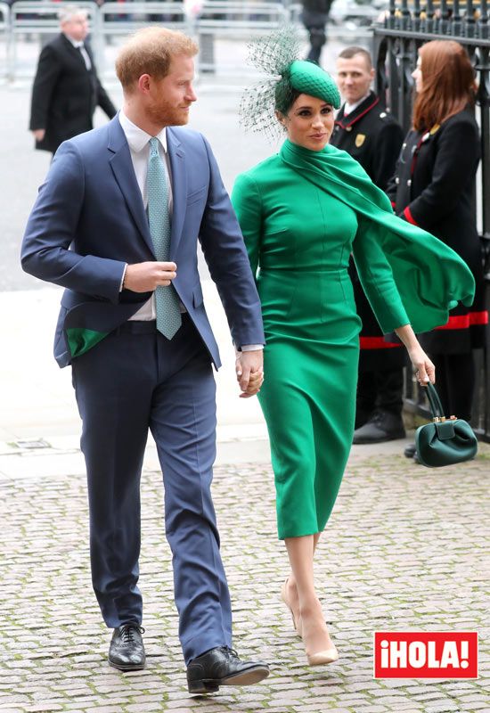 Meghan Markle con vestido verde y el príncipe Harry