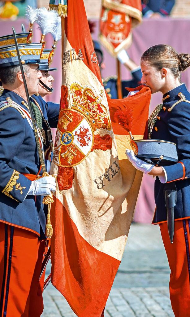 Princesa Leonor jura bandera HO4133