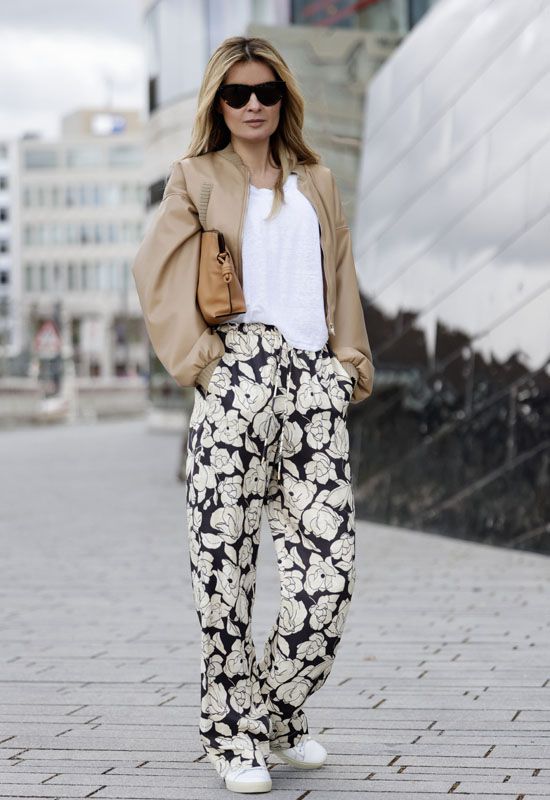 10 looks con pantalones estampados como protagonistas que te haran olvidar los vaqueros