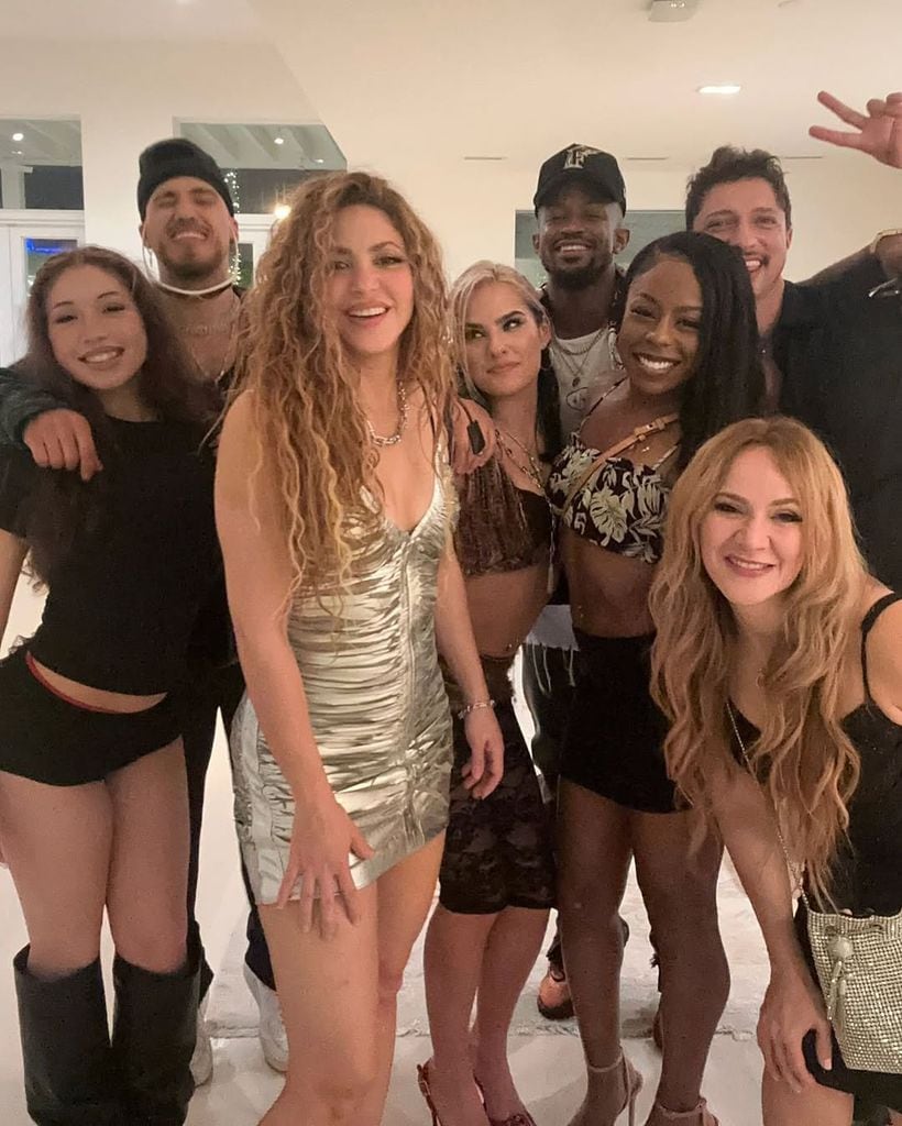 Shakira y sus bailarines