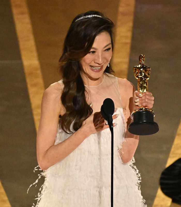 Michelle Yeoh con el Oscar