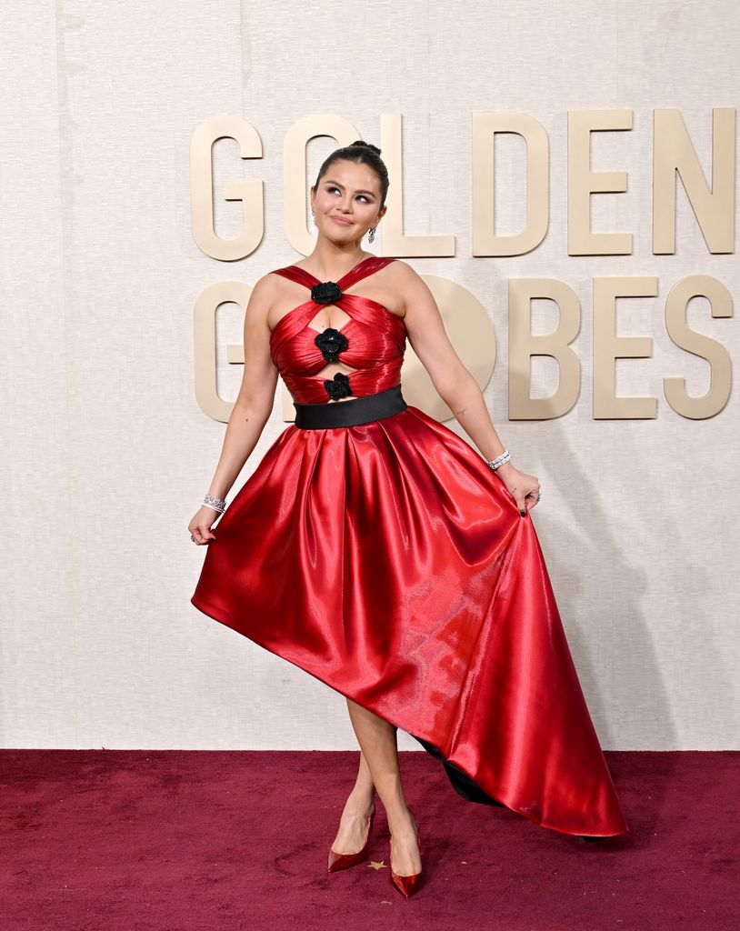 Selena Gomez en los Globos de Oro 2024 con vestido de Armani Privé