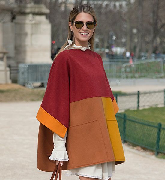 Color block

Esta es otra de las versiones de cómo introducir los bloques de color en tu outfit. Eso sí, el resto de prendas tienen que ir en tonos neutros. 

Sobre estas líneas Helena Bordon con una capa a base de bloques pintados en tonos cálidos.
