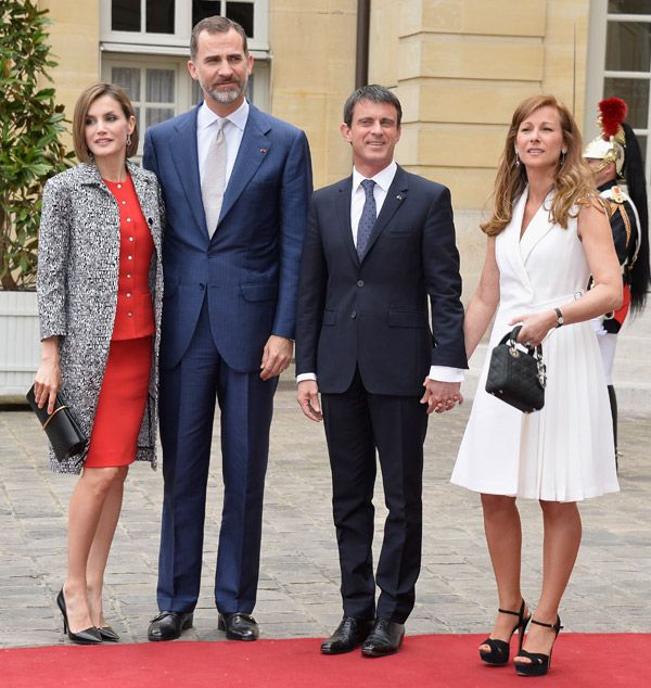 Después visitaron el Palacio de Matignon, donde acudieron a un almuerzo ofrecido en su honor por el Primer Ministro de la República Francesa, Manuel Valls, que estuvo acompañado de su mujer, Anne Gravoin.
