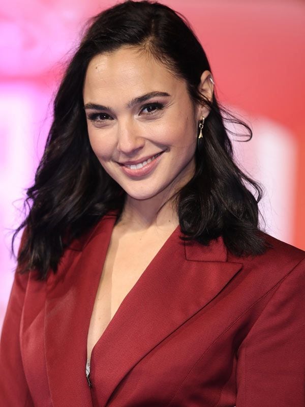 Gal Gadot con blazer rojo