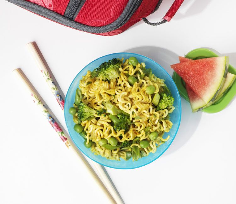 Ramen ligero de brócoli y guisantes