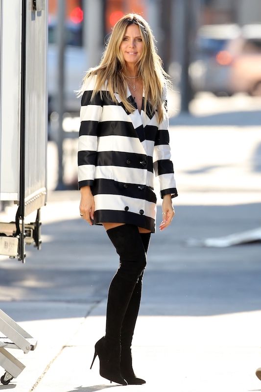 Heidi Klum con blazer dress a rayas y botas negras over the knee