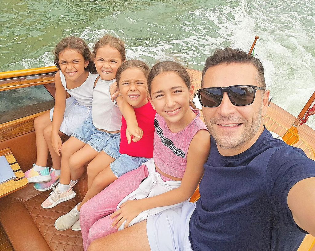 En Venecia, Martín Fuentes y Jacky Bracamontes disfrutaron de un paseo en góndola con sus hijas.