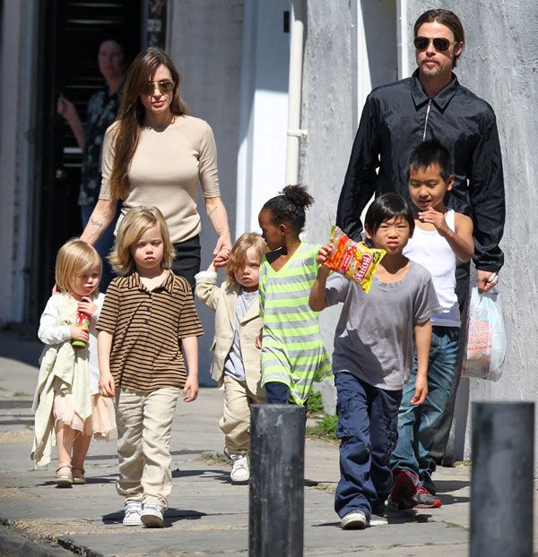 La familia Jolie-Pitt al completo: primero llegaron Maddox y Zahara, los pequeños fueron adoptados por Angelina pero desde 2005 son también legalmente hijos del actor. El 27 de mayo de 2006 nació su primera hija biológica, Shiloh Nouvel. Un año más tarde volvieron a adoptar, en este caso, a un niño vietnamita de tres años al que llamaron Pax Thien (‘paz’ en latín y ‘cielo’ en vietnamita). El 12 de julio de 2008 dieron la bienvenida a dos hijos biológicos, los mellizos Knox León y Vivienne Marcheline. Todos juntos forman una familia multicultural en la que el respeto es fundamental 