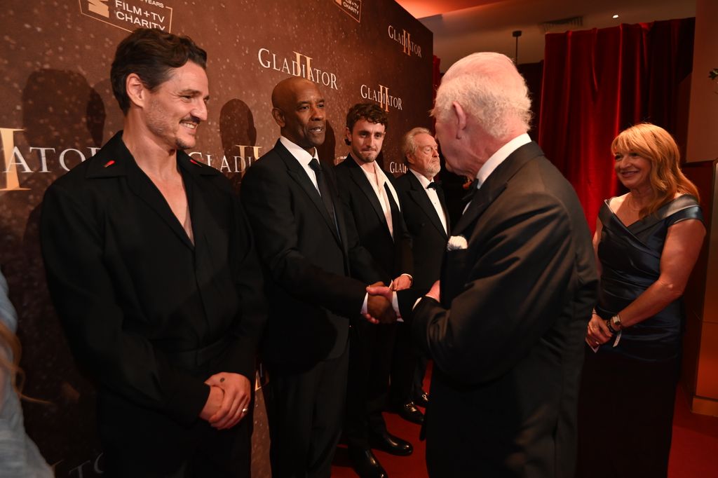 Carlos III saluda a Denzel Washington en el estreno de Gladiator II en Londres