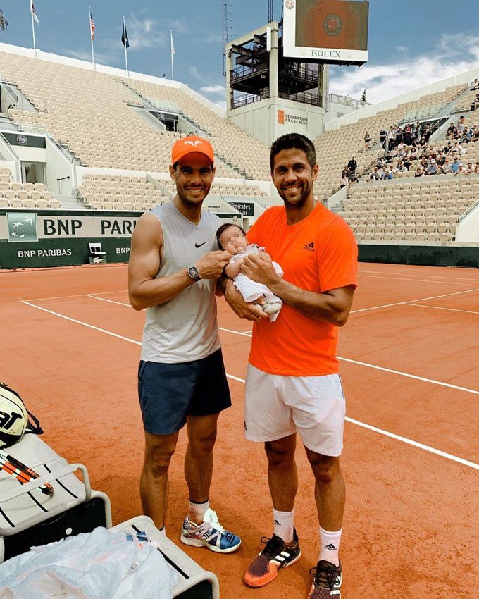 Miguel, el hijo de Ana Boyer y Fernando Verdasco, un efusivo animador a pie de pista