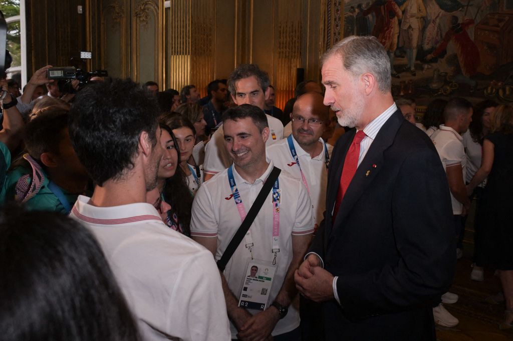 Don Felipe intercambia impresiones con nuestros deportistas, emocionados durante su encuentro con el monarca