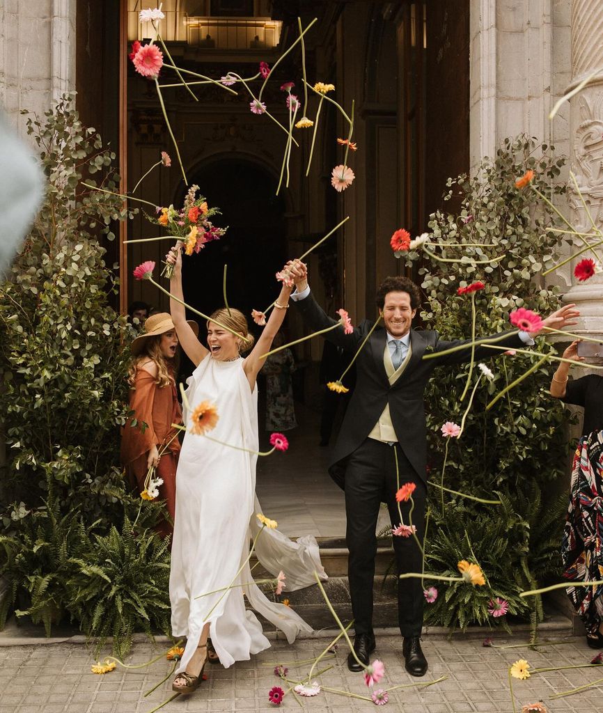 Decoración de boda con flores ecónomicas gerberas a la salida de la iglesia