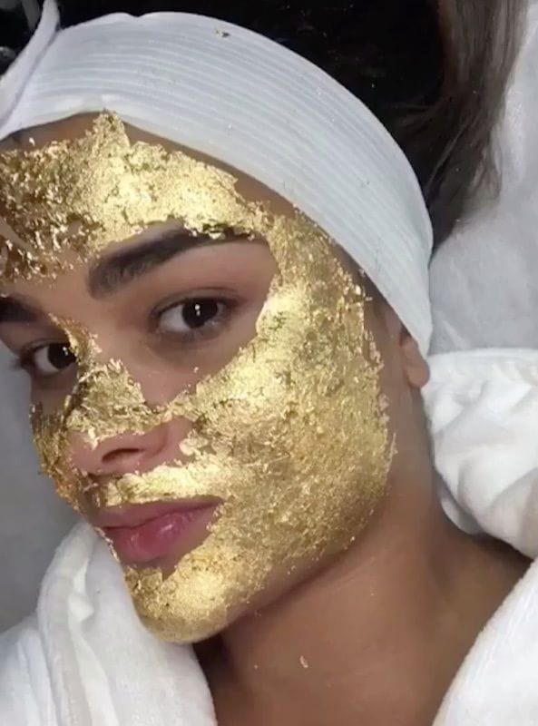 Clarissa Molina con máscara de oro