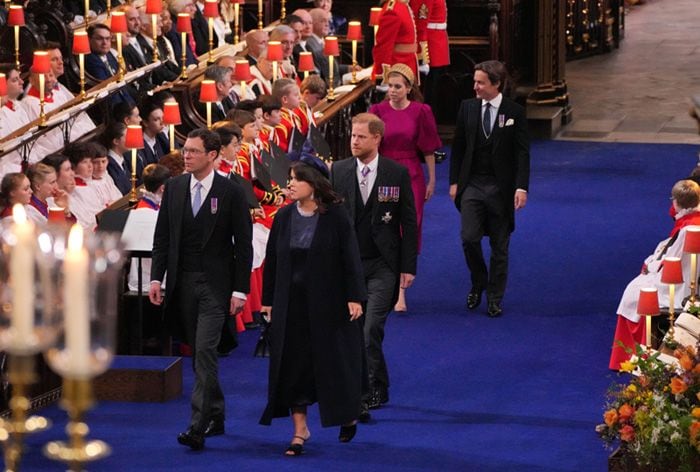 El príncipe Harry llegando a la coronación de su padre