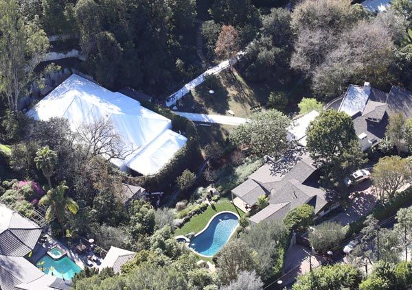 En el jardín de la residencia de la actriz se colocó una gran carpa para acoger a los invitados
