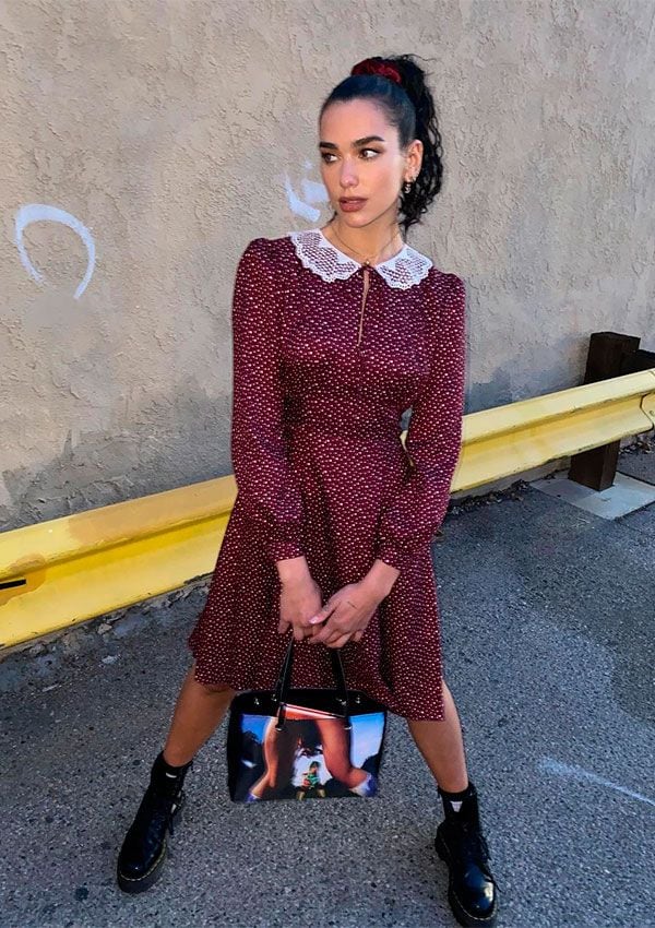 Dua Lipa viste un diseño de Marc Jacobs con lunares y cuello bobo