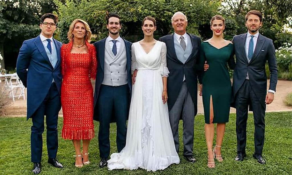 Teresa Calleja, junto a su familia, en la boda de su hermana Carina. De izquierda a derecha, su hermano Juan Luis, su madre, Carina Palazuelo; los novios, Carina Calleja y Jorge Buganza; su padre, Juan Luis Calleja; y Ramón Bescós Calleja, un familiar.