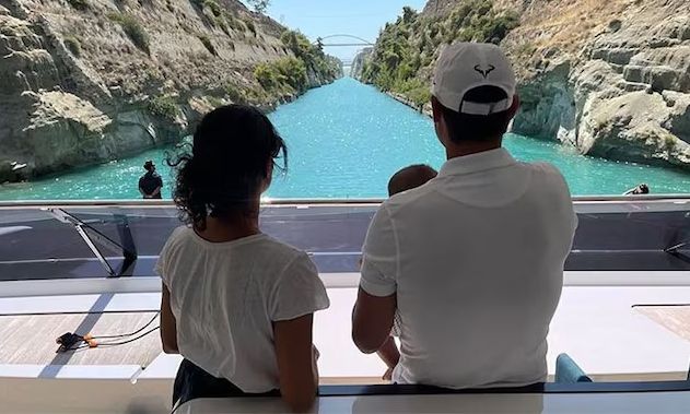 Rafa Nadal y Mery Perelló en su barco con su hijo