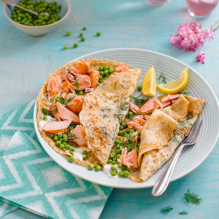 crepes salmon crema agria guisantes