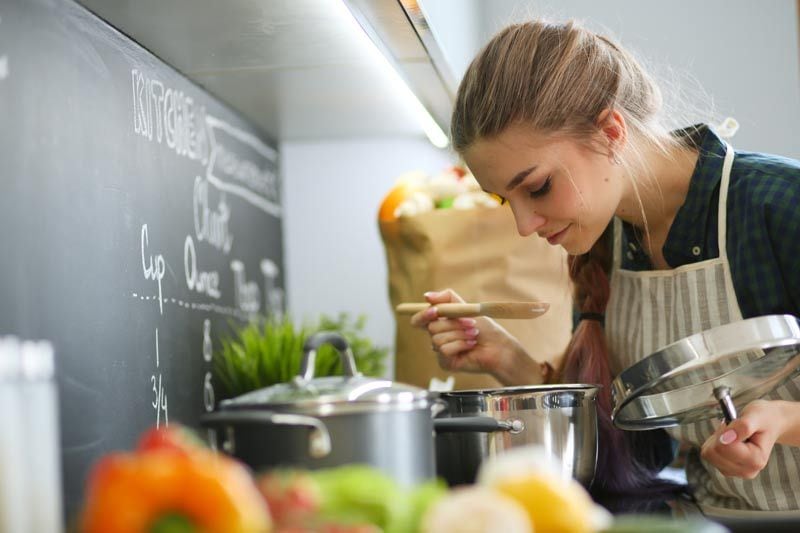 mujer cocinando