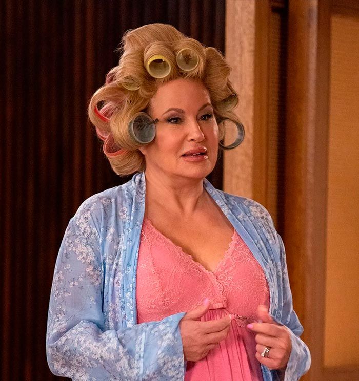 Jennifer Coolidge está de enhorabuena tras el éxito de 'The White Lotus' ahora co-protagoniza este film junto a Jennifer Lopez.