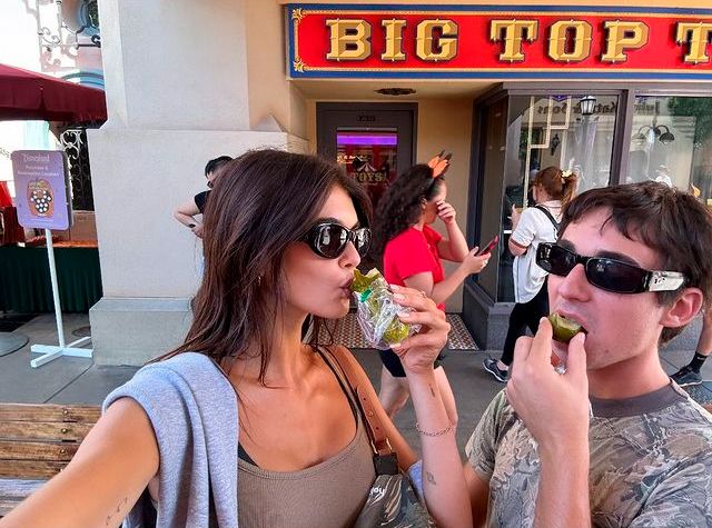 Kaia Gerber celebrando su cumpleaños en Disneyland 