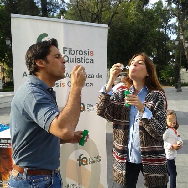 Este domingo, Lourdes contaba en sus redes sociales cómo ella y Francisco han puesto su granito de arena para luchar contra la fibrosis quística mostrando una fotografía en la que ambos soplan pompas de jabón frente a un cartel de la asociación
