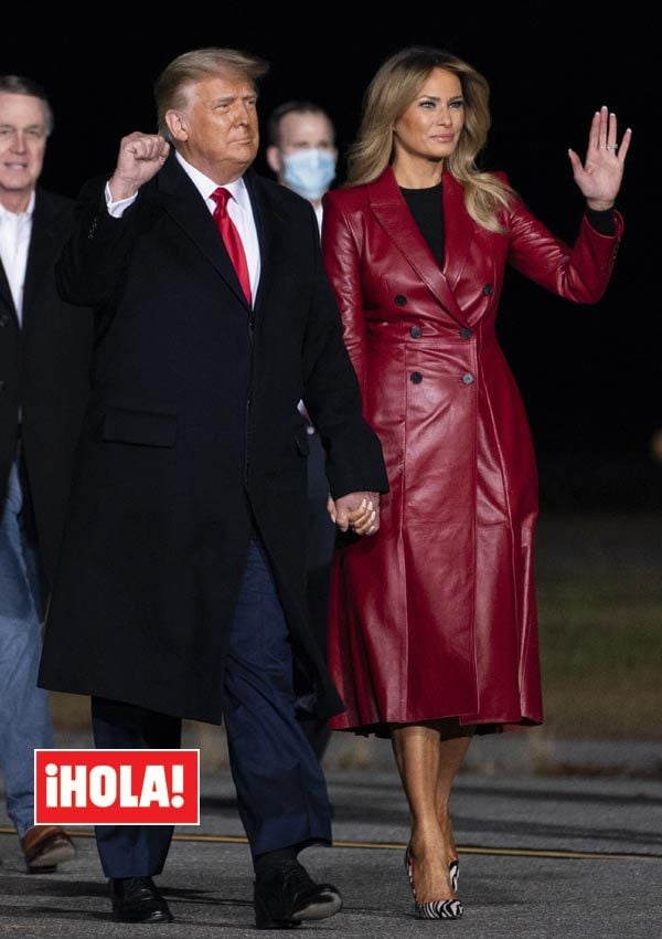 Melania Trump con abrigo rojo