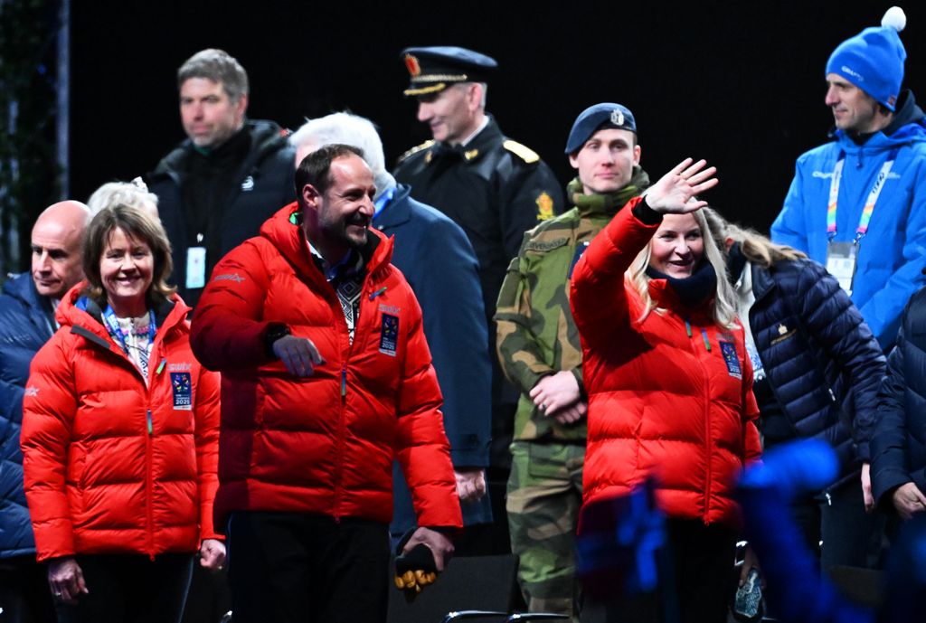 Haakon de Noruega y Mette-Marit de Noruega en el campeonato de Esquí de 2025