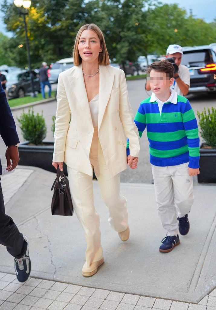 Jessica Biel con su hijo Silas, de nueve años, en el US Open de 2024