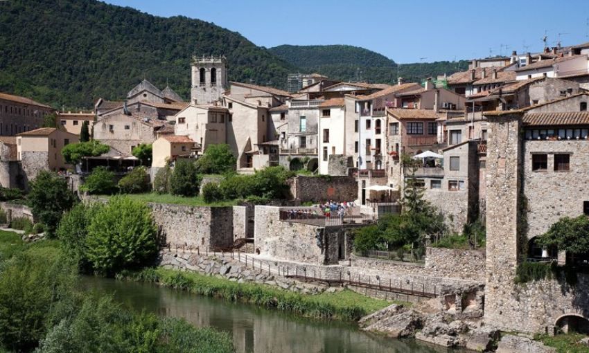 El nombre original de Besalú significa fortaleza entre dos ríos: el Fluvià, al sur y el Capellades, al norte.