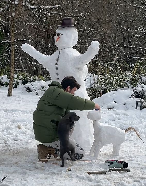 Kivanç ha tenido que controlar a su mascota para poder hacer su obra de arte en la nieve