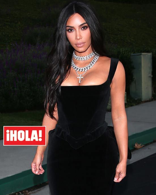 Kim Kardashian con vestido negro
