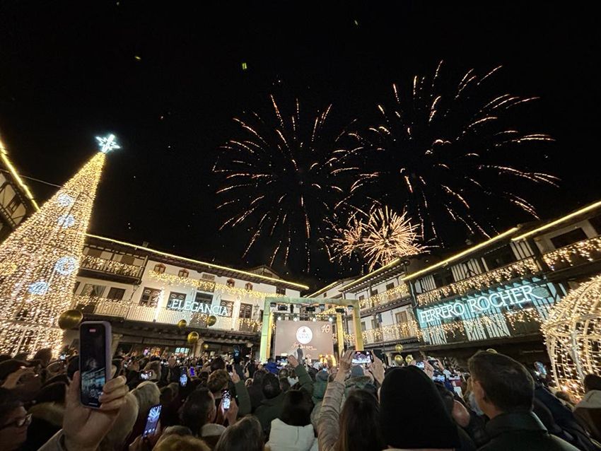 Plaza Mayor de La Alberca, Salamanca, pueblo Ferrero Rocher, Navidad