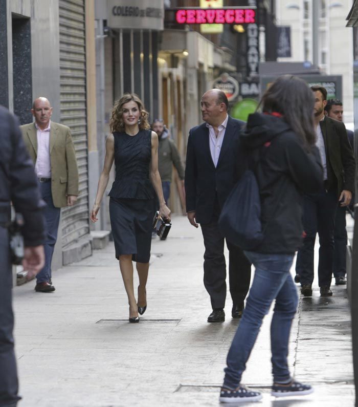 Doña Letizia volvió a ser glamour y figura en la entrega del premio al mejor monólogo humorístico creado por un científico en la final española del concurso Famelab 2016
