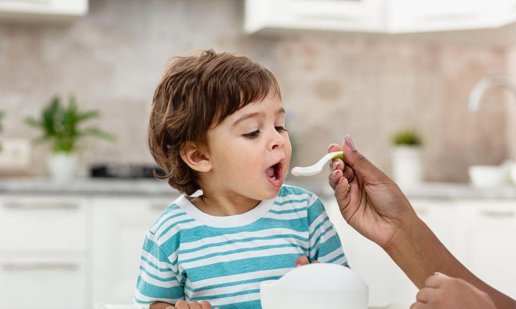 ni o comiendo pur con cuchara que le da mam 