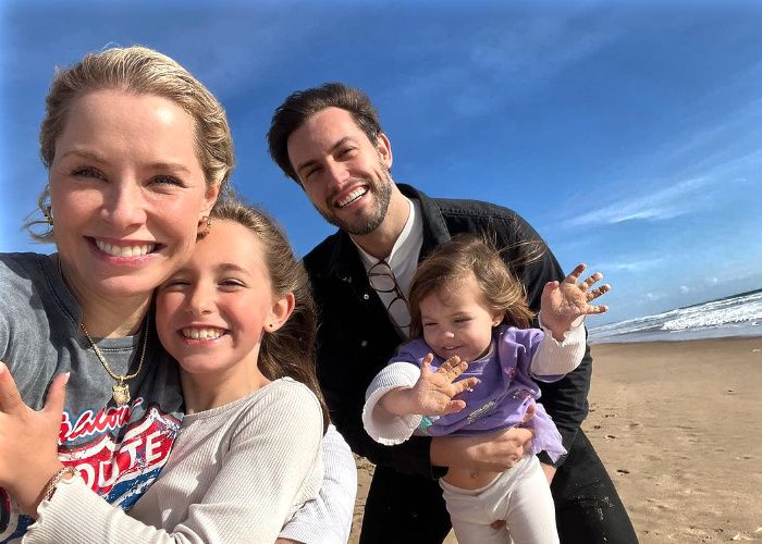 Soraya y Miguel Ángel con sus dos hijas 